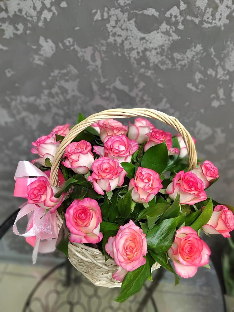 Цветочная композиция из Розы в корзине в Пионерский Ханты-Мансиский АО