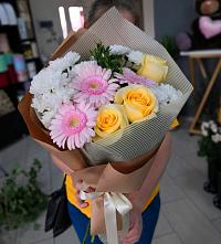 Букет цветов из:  Герберы, Розы и Хризантемы в Пионерский Ханты-Мансиский АО