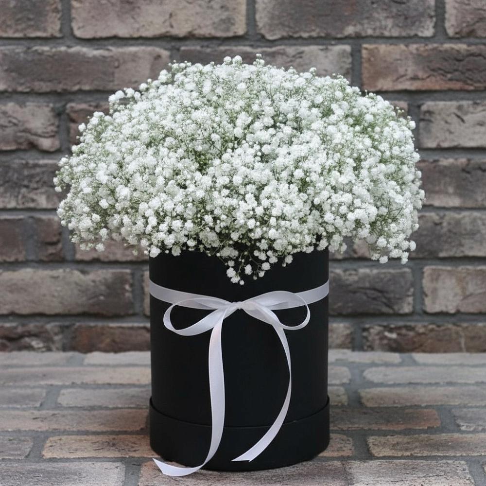 Цветочная композиция из Гипсофила в шляпной коробке в Пионерский Ханты-Мансиский АО