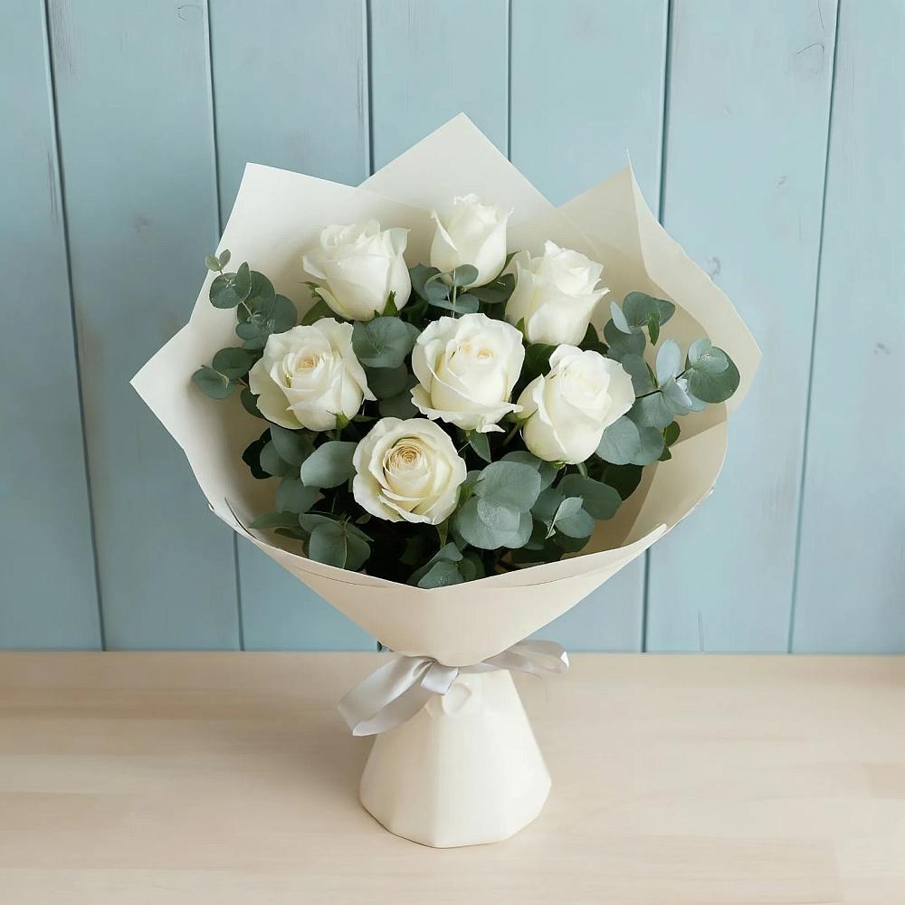Букет Белые розы в Эвкалипте в Пионерский Ханты-Мансиский АО