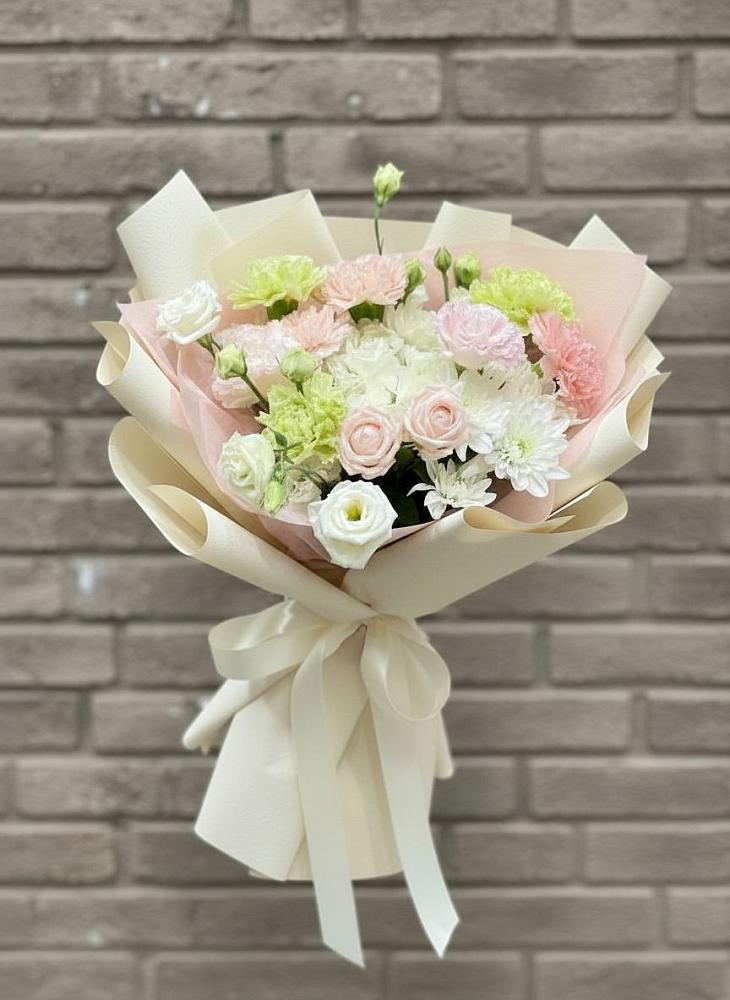 Букет цветов из: Гвоздики, Розы, Лизиантусы и Хризантемы в Пионерский Ханты-Мансиский АО