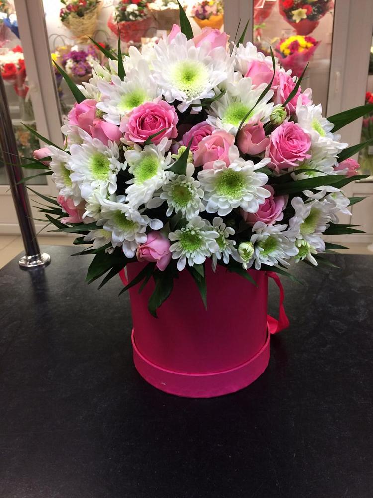 Цветочная композиция из Розы и Хризантемы в шляпной коробке в Пионерский Ханты-Мансиский АО