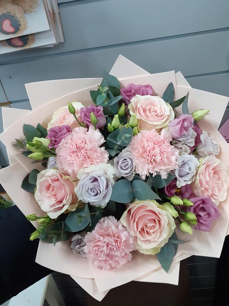 Букет цветов из: Розы, Гвоздики и Лизиантусы в Пионерский Ханты-Мансиский АО