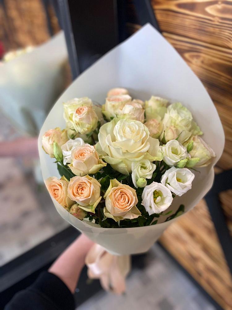 Букет цветов из: Розы и Лизиантусы в Пионерский Ханты-Мансиский АО